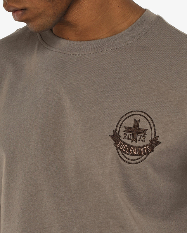 T-shirt girocollo maniche corte, ricamo lato cuore e taglio sul dietro