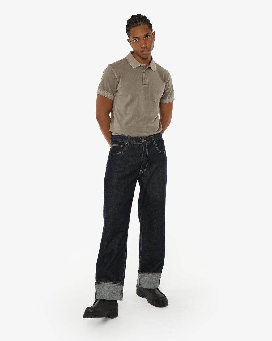 Polo in piquet garment dye, ricamo in tono su manica