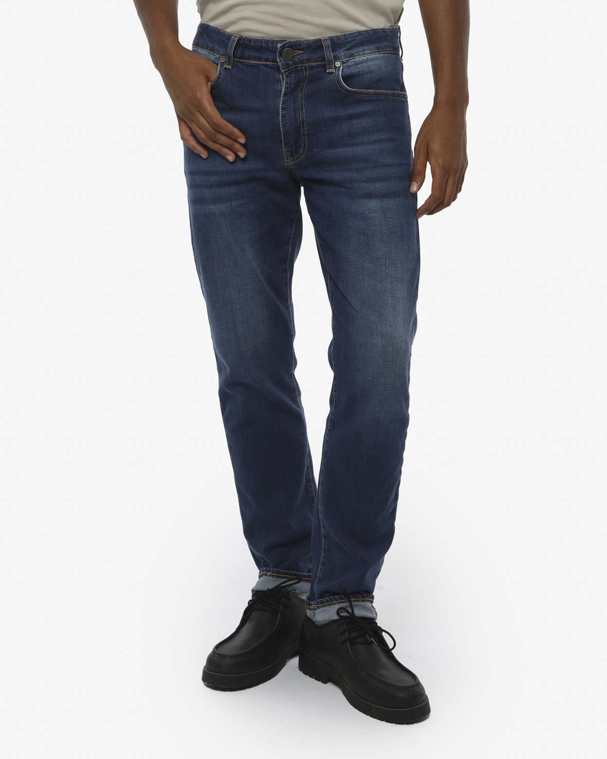 Jeans regular fit Ronnie in tono medium blue con accessori logati