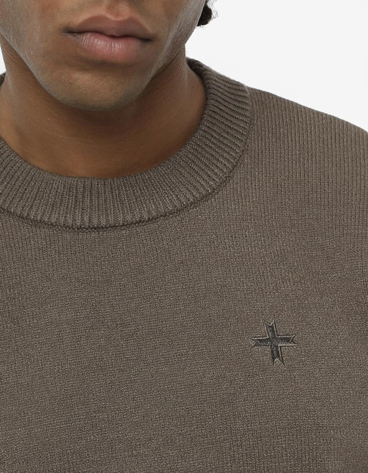Maglia girocollo con ricamo in tono