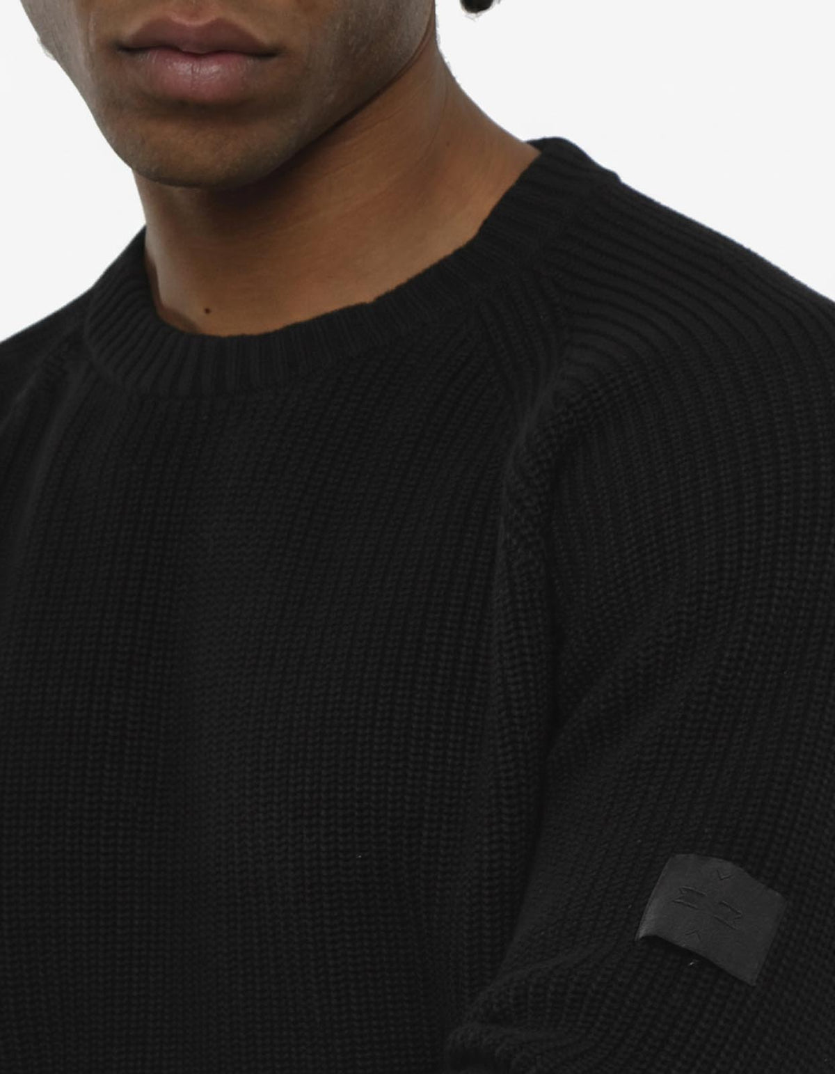 Maglia girocollo manica raglan con patch ricamato
