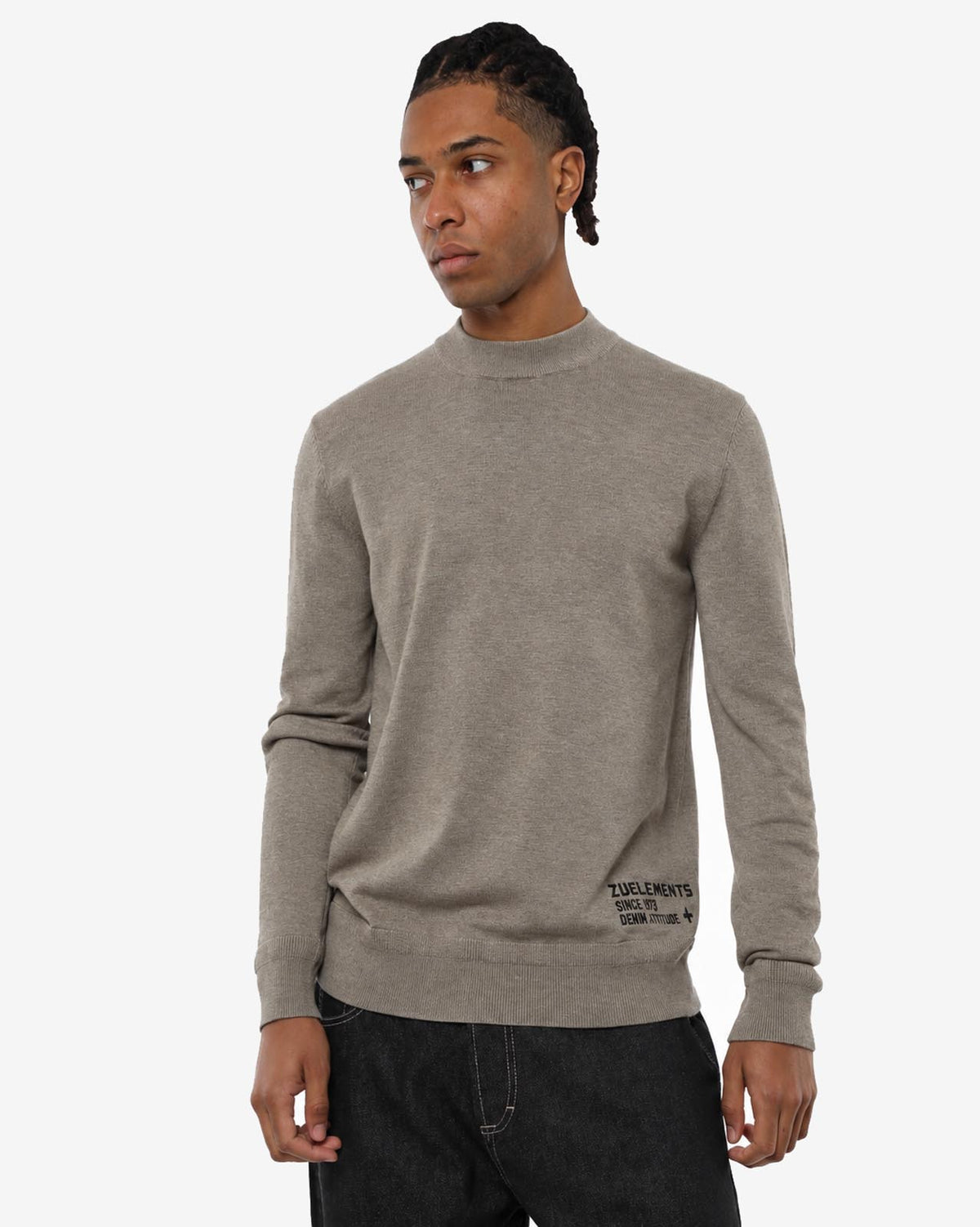 Maglia mezzo collo in viscosa con ricamo sul fondo