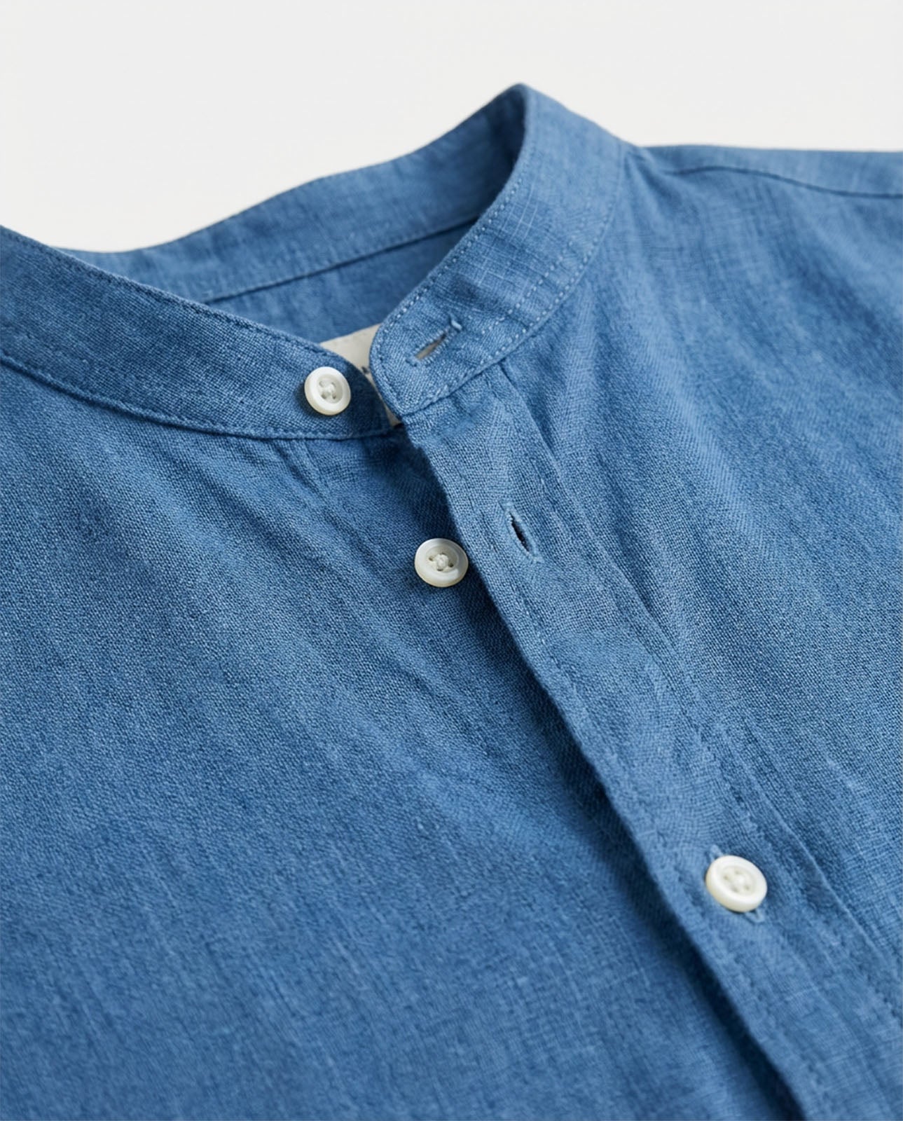 Camicia in puro lino con collo coreano e vestibilità regular