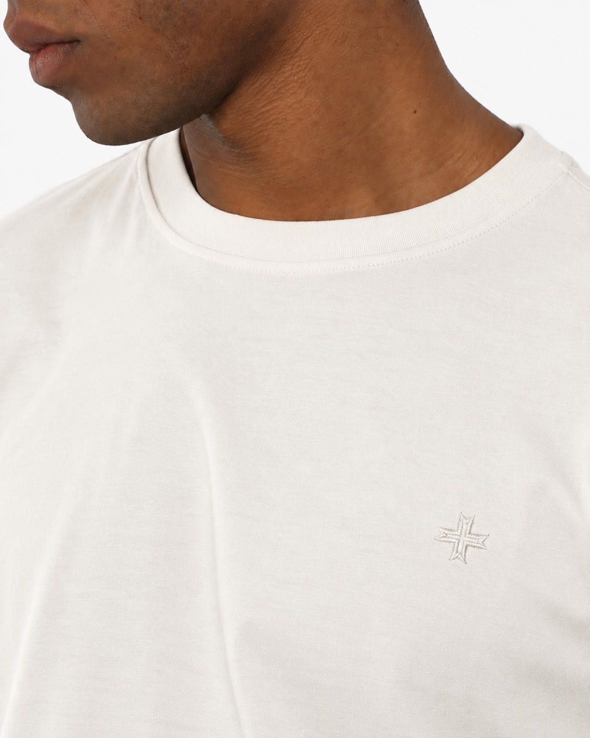 T-Shirt con ricamo tono su tono