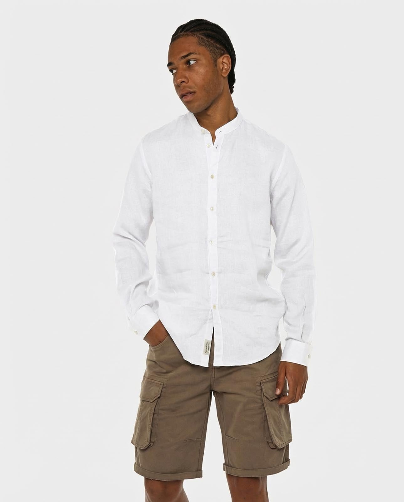 Camicia in puro lino con collo coreano e vestibilità regular