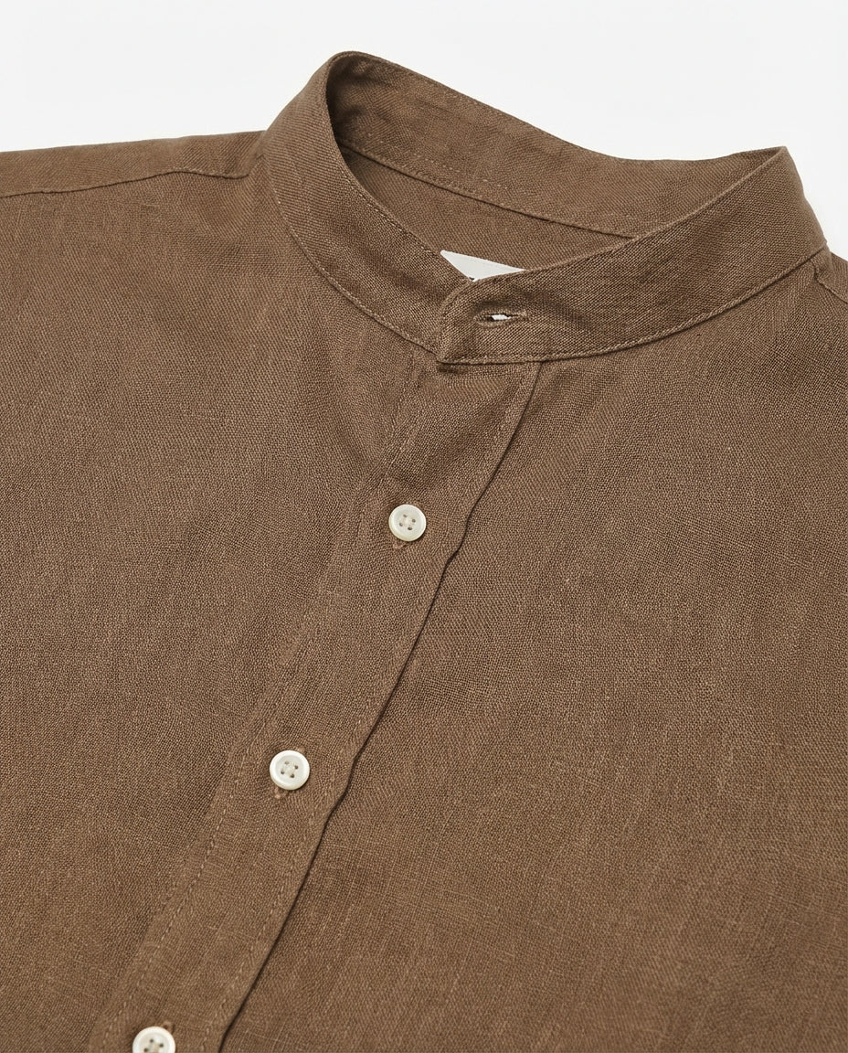 Camicia in puro lino con collo coreano e vestibilità regular