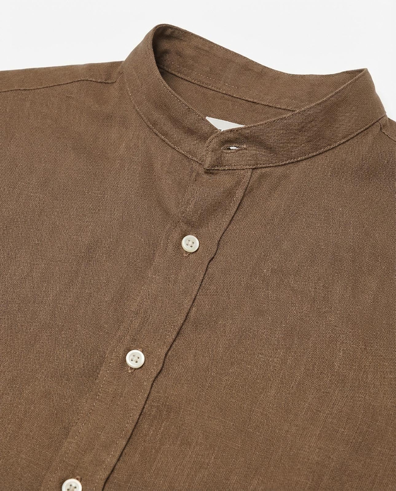 Camicia in puro lino con collo coreano e vestibilità regular