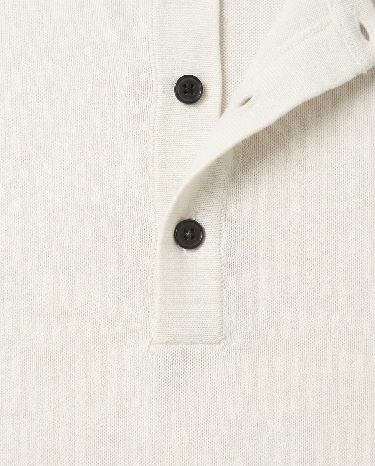 T-shirt in maglia maniche corte con collo serafino