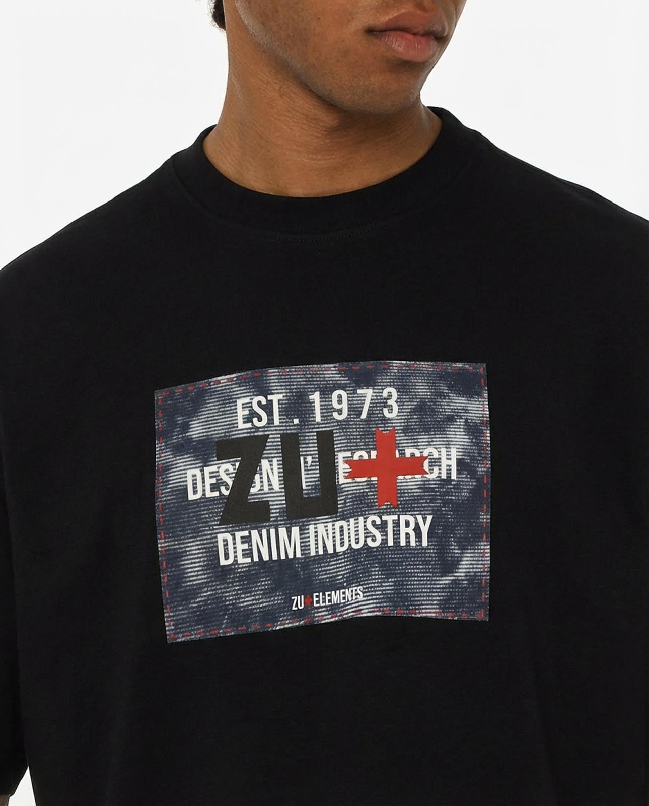 T-shirt girocollo maniche corte relaxed fit, taglio spalla e stampa frontale – Optical Black