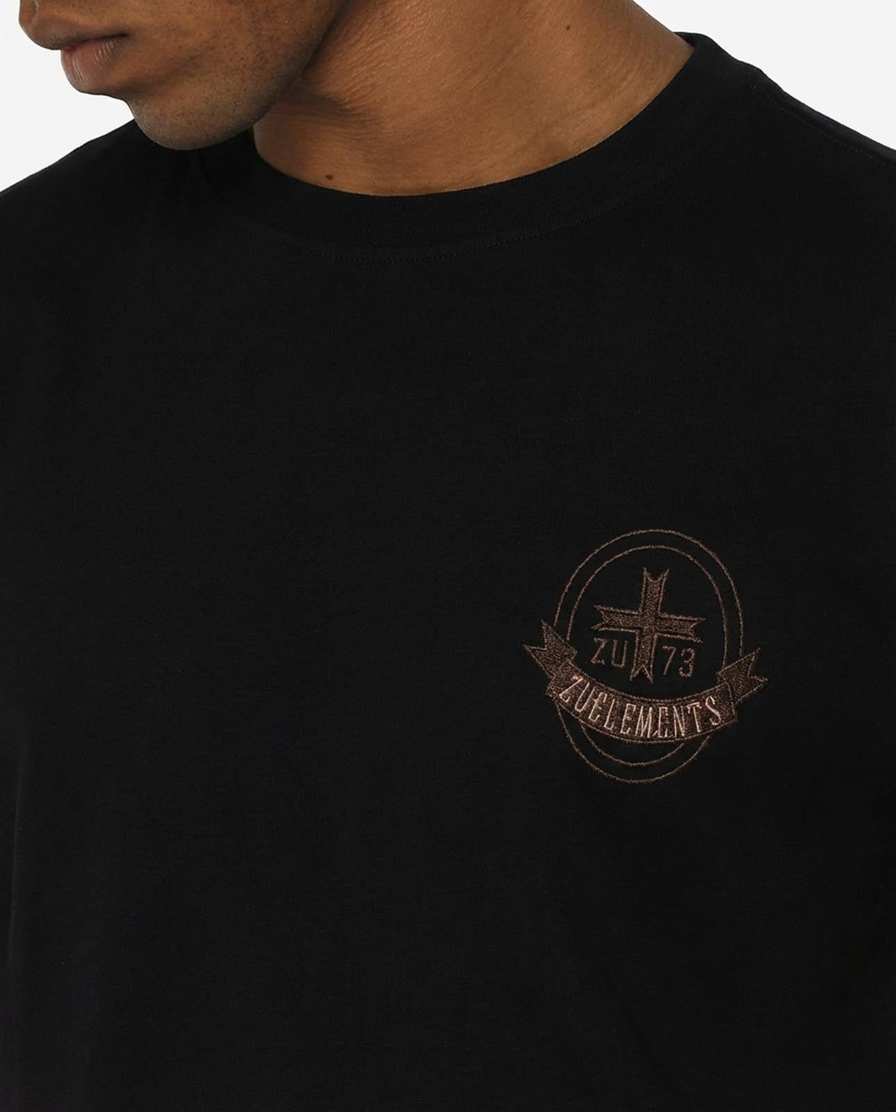 T-shirt girocollo maniche corte, ricamo lato cuore e taglio sul dietro