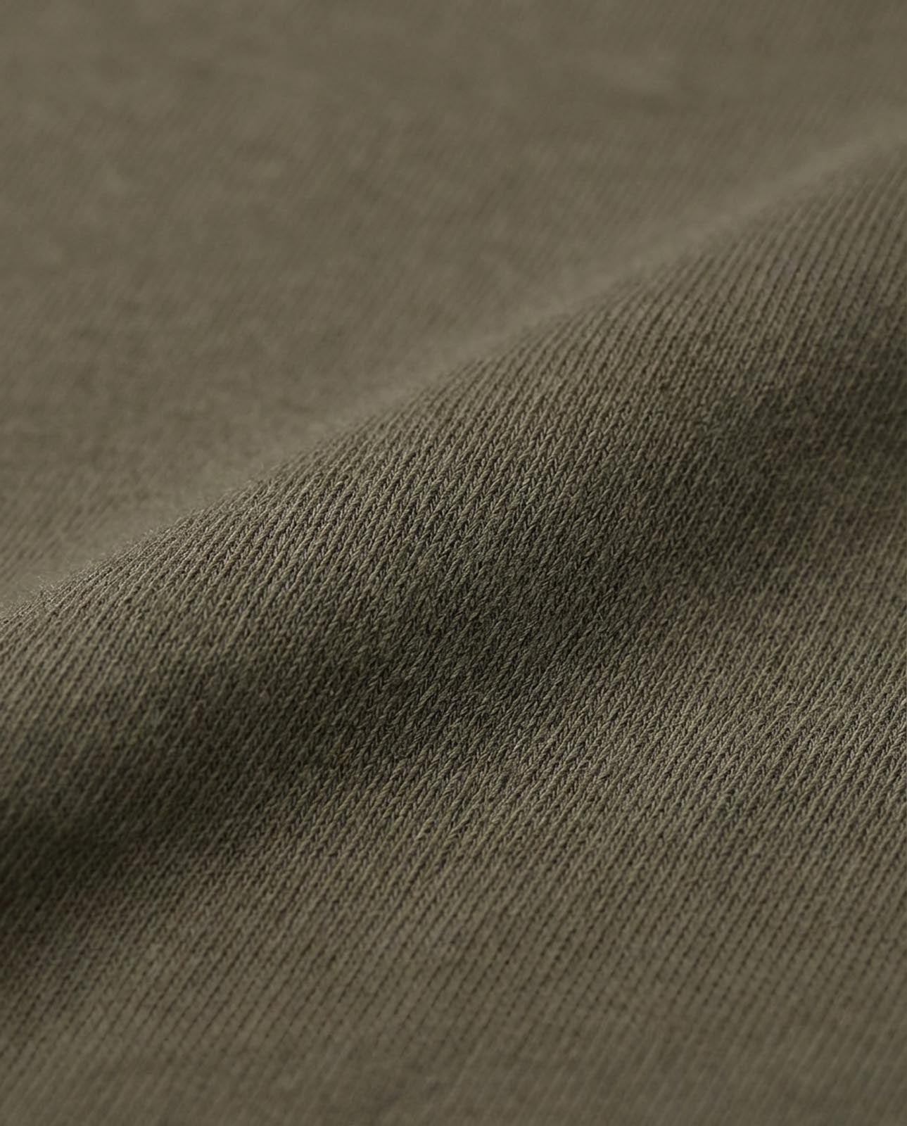 T-shirt girocollo maniche corte, ricamo lato cuore e taglio sul dietro