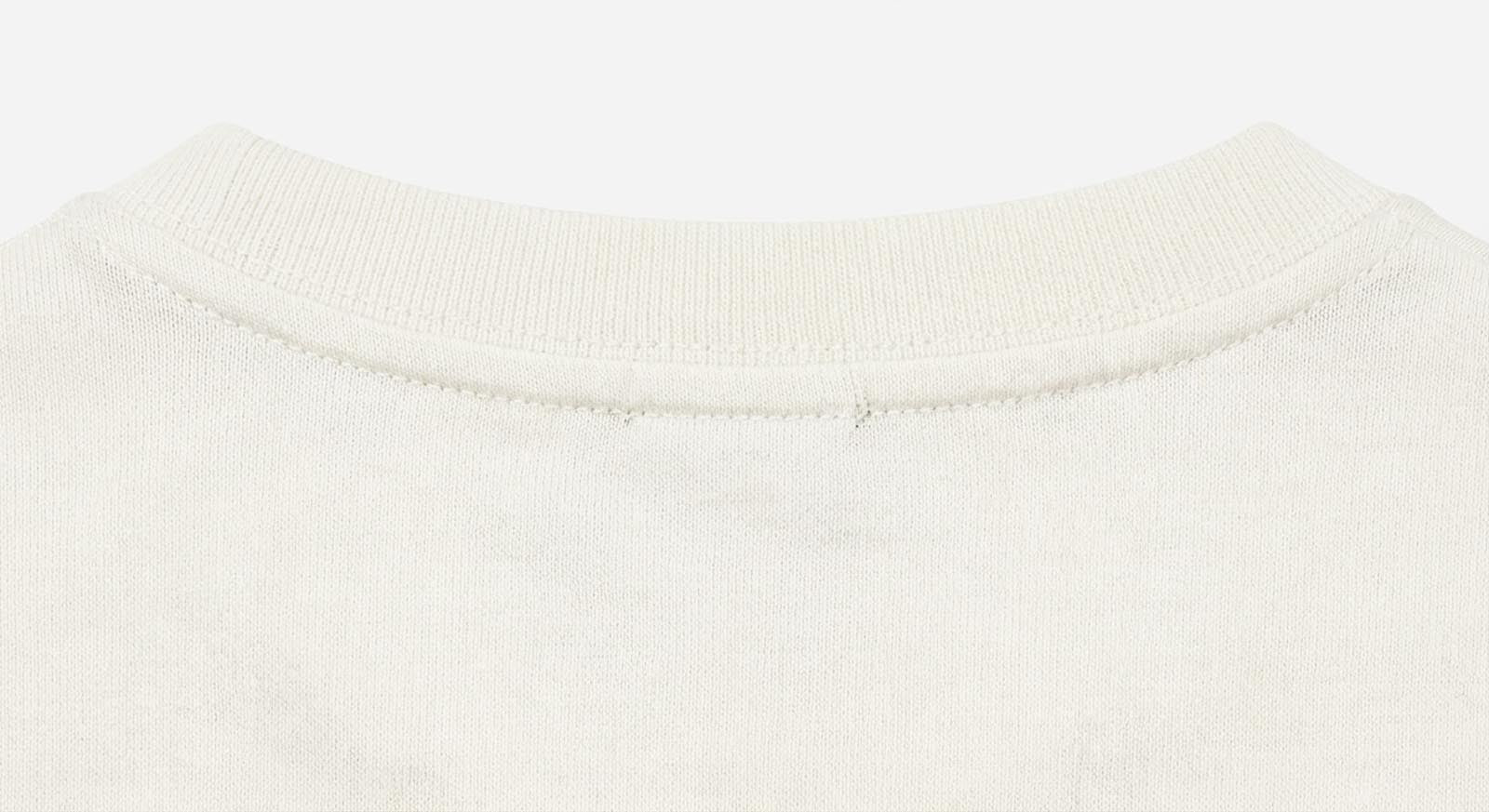 T-shirt girocollo maniche corte, ricamo lato cuore e taglio sul dietro