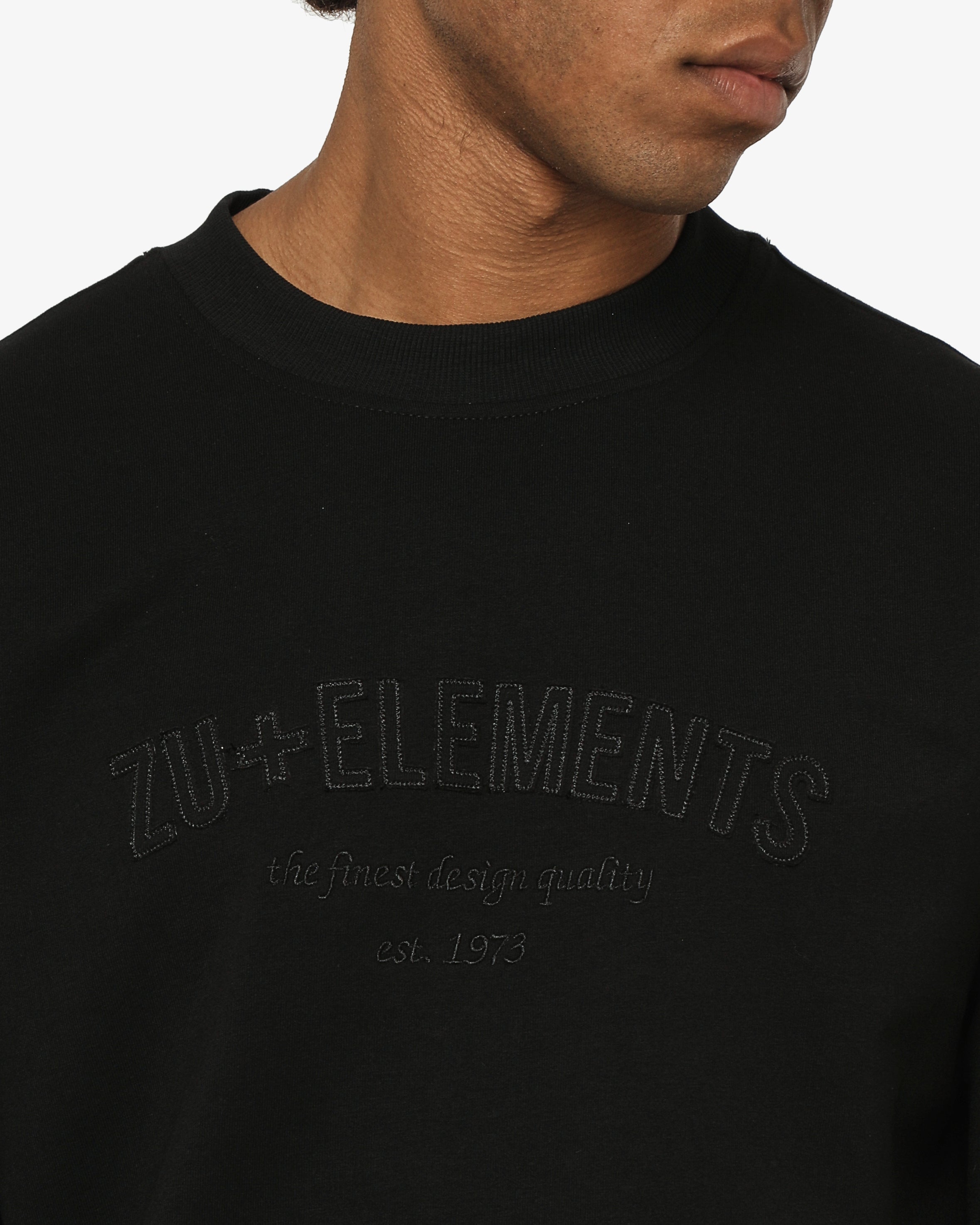 Felpa girocollo con applicazione frontale in tono ricamata