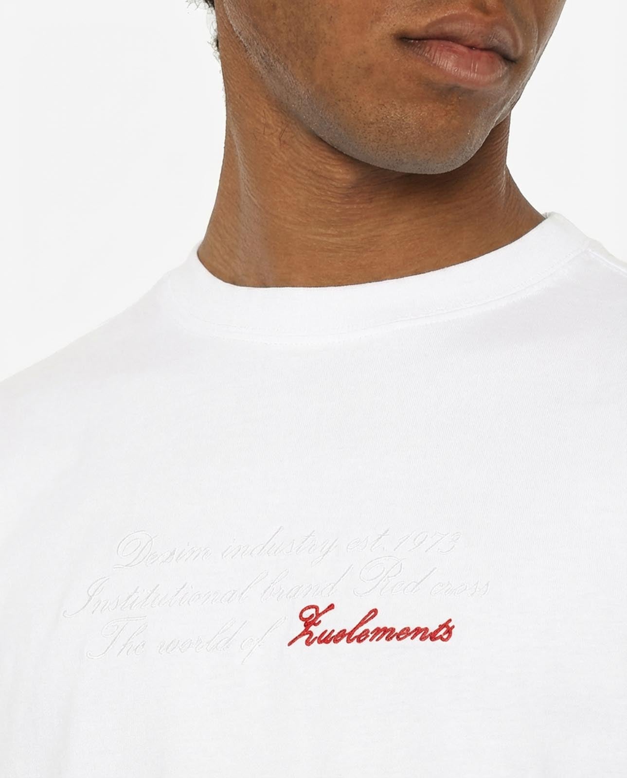 T-shirt girocollo maniche corte relaxed fit con taglio spalla e ricamo frontale