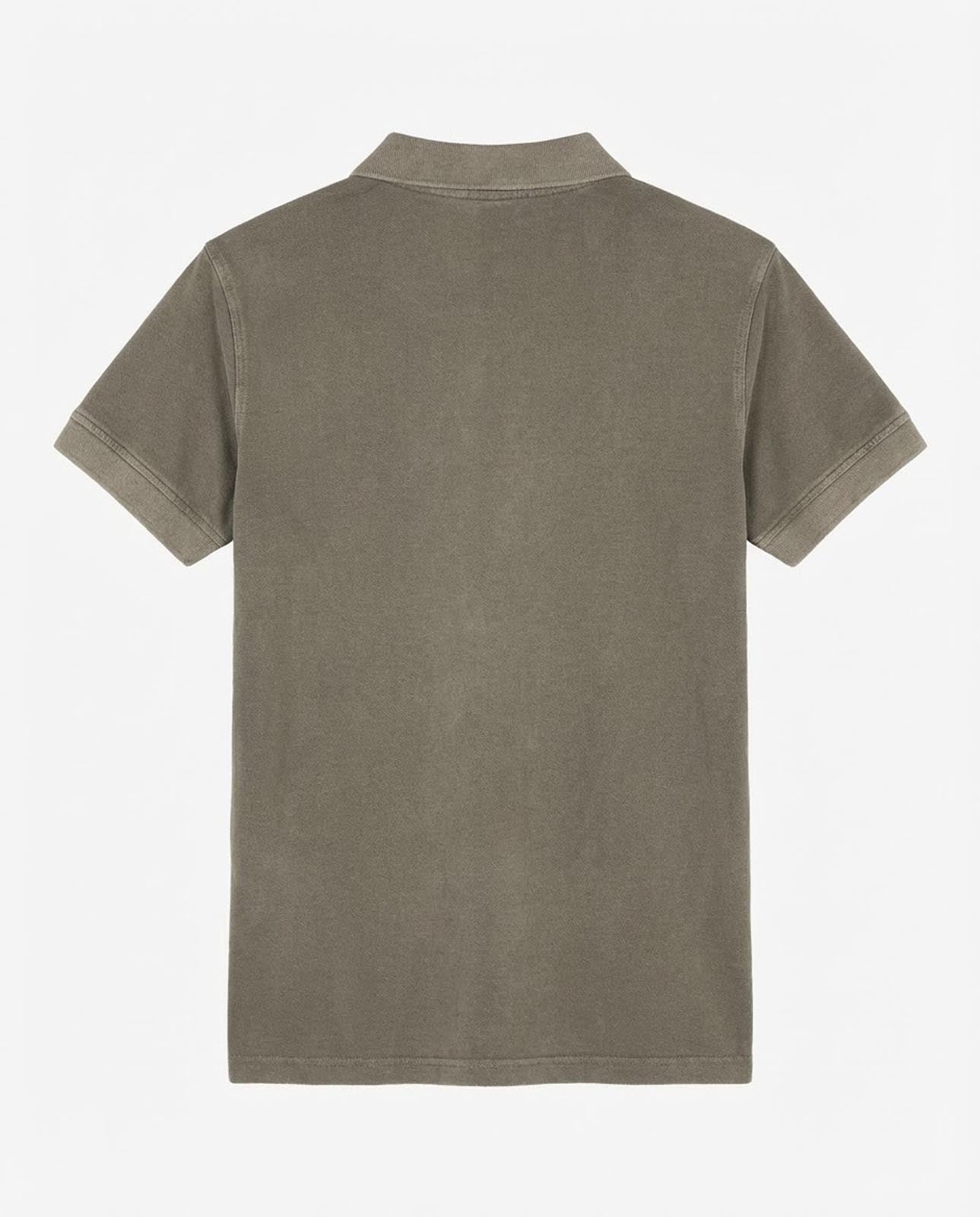 Polo in piquet garment dye, ricamo in tono su manica