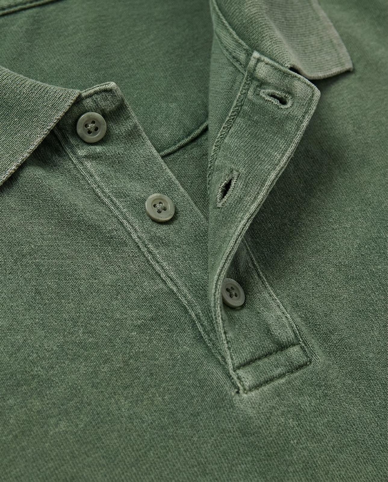 Polo in piquet garment dye, ricamo in tono su manica