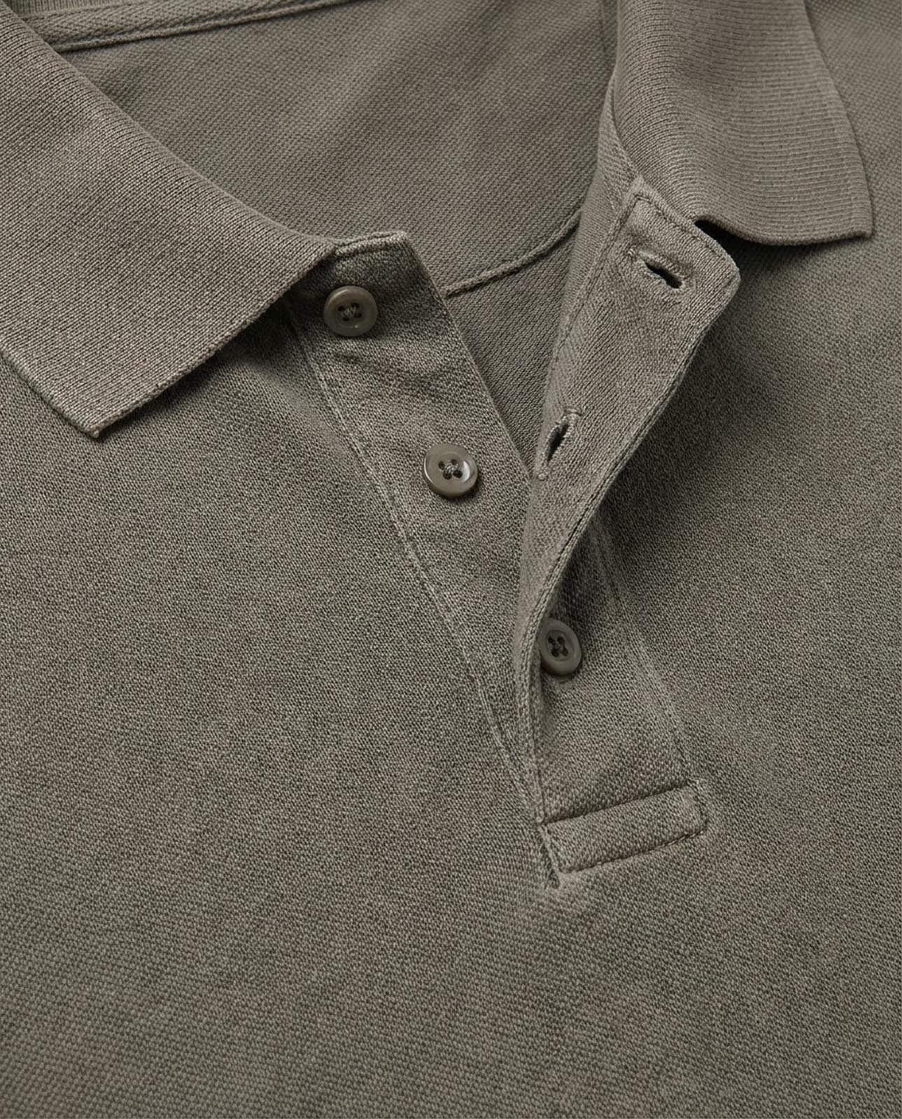 Polo in piquet garment dye, ricamo in tono su manica