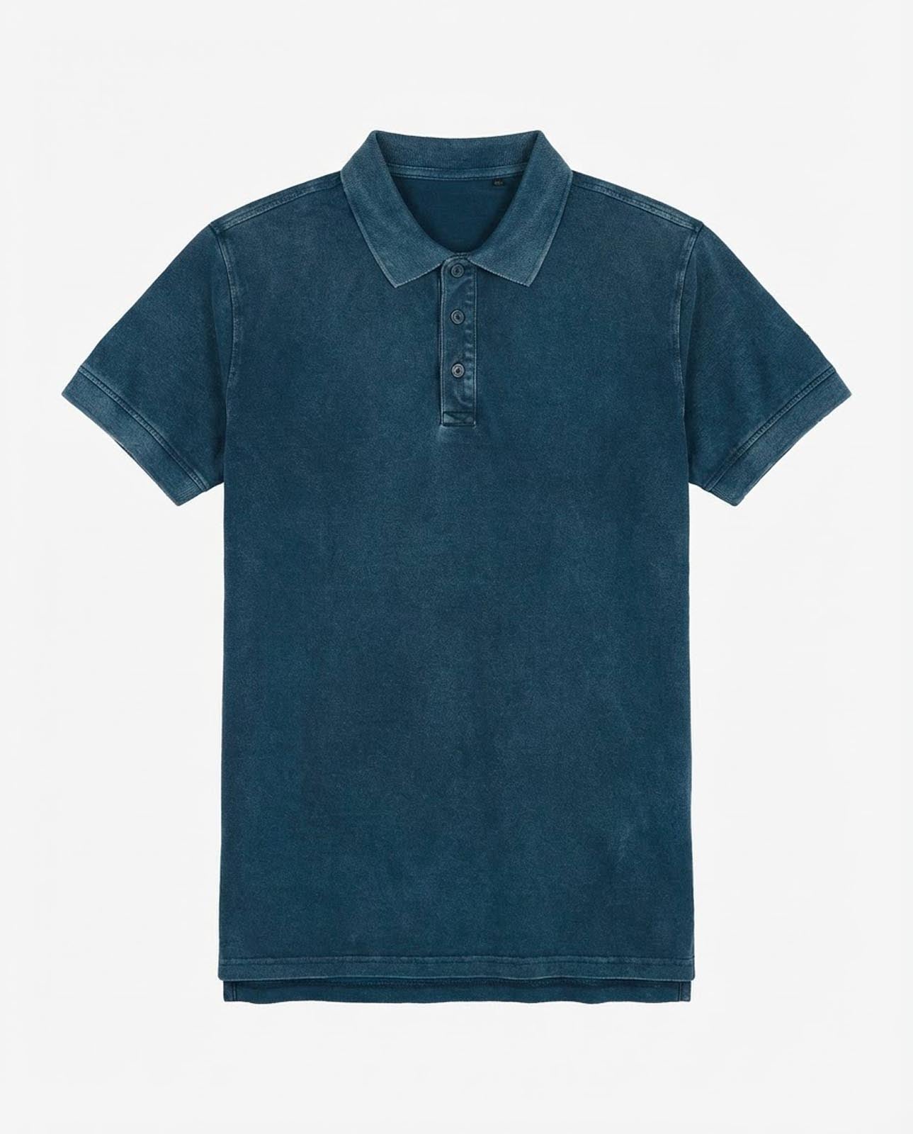 Polo in piquet garment dye, ricamo in tono su manica