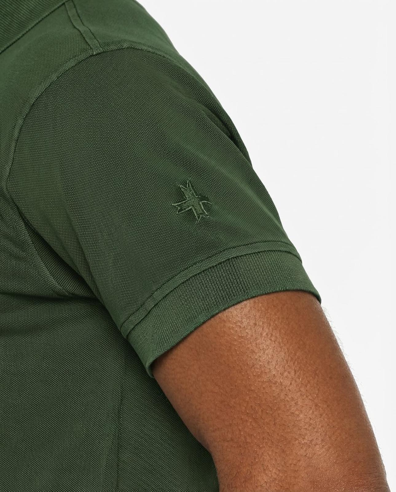 Polo in piquet garment dye, ricamo in tono su manica