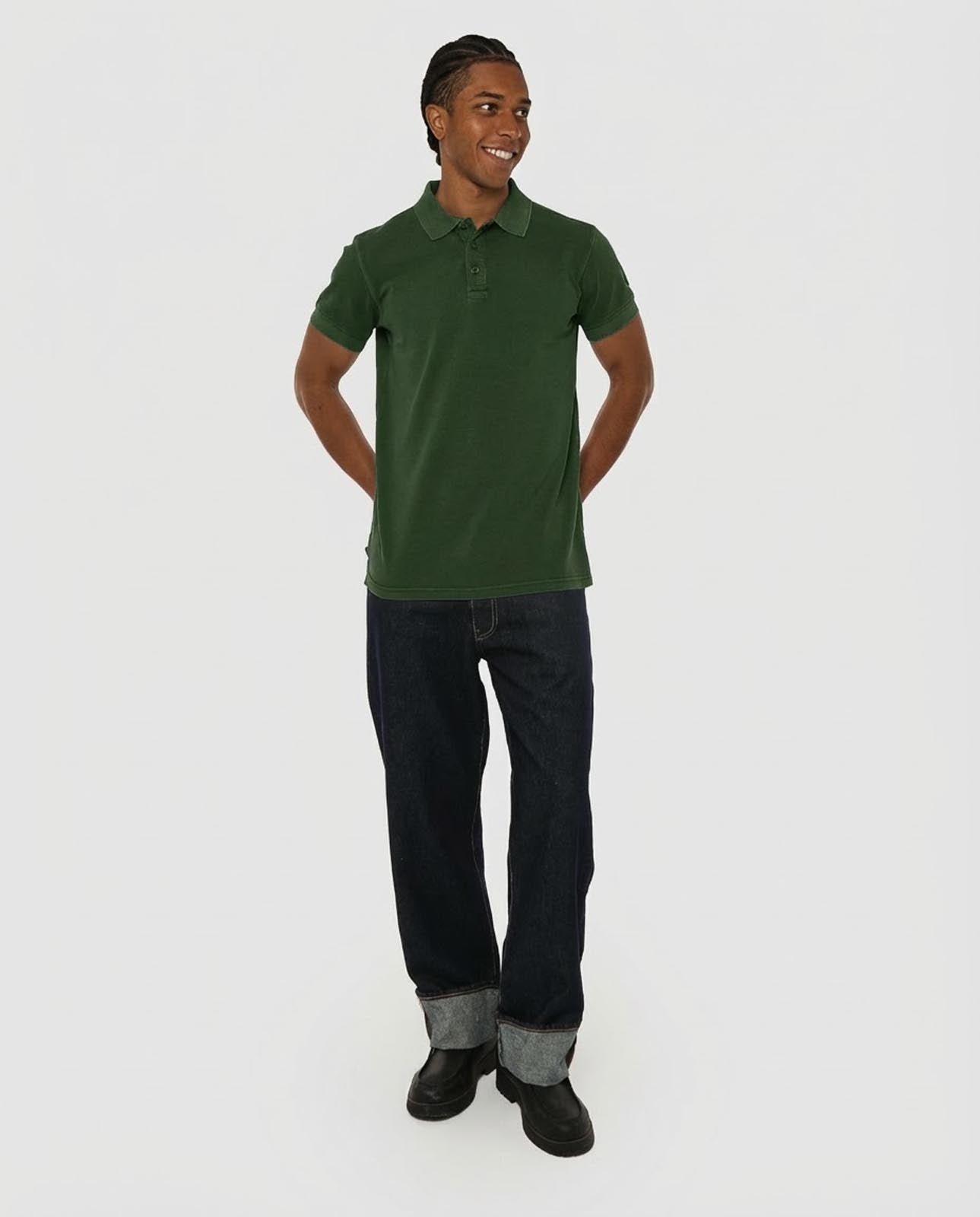 Polo in piquet garment dye, ricamo in tono su manica