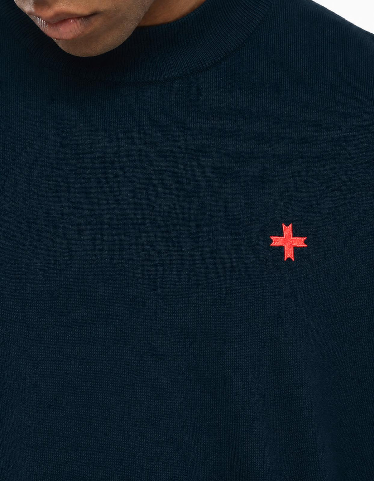 Maglia mezzo collo in viscosa con ricamo a contrasto