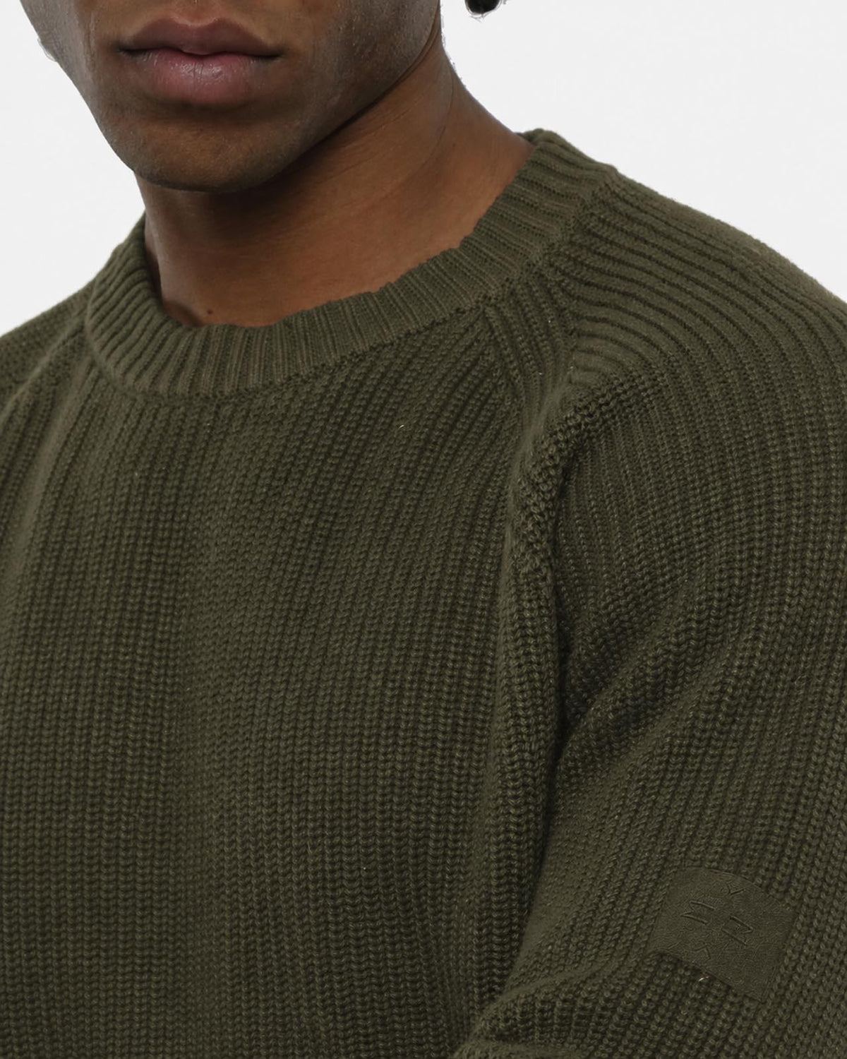 Maglia girocollo manica raglan con patch ricamato