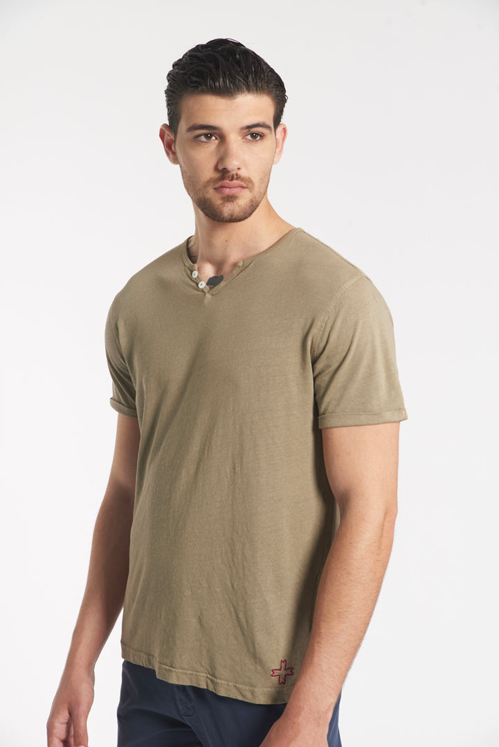 T-shirt serafino con logo ricamato