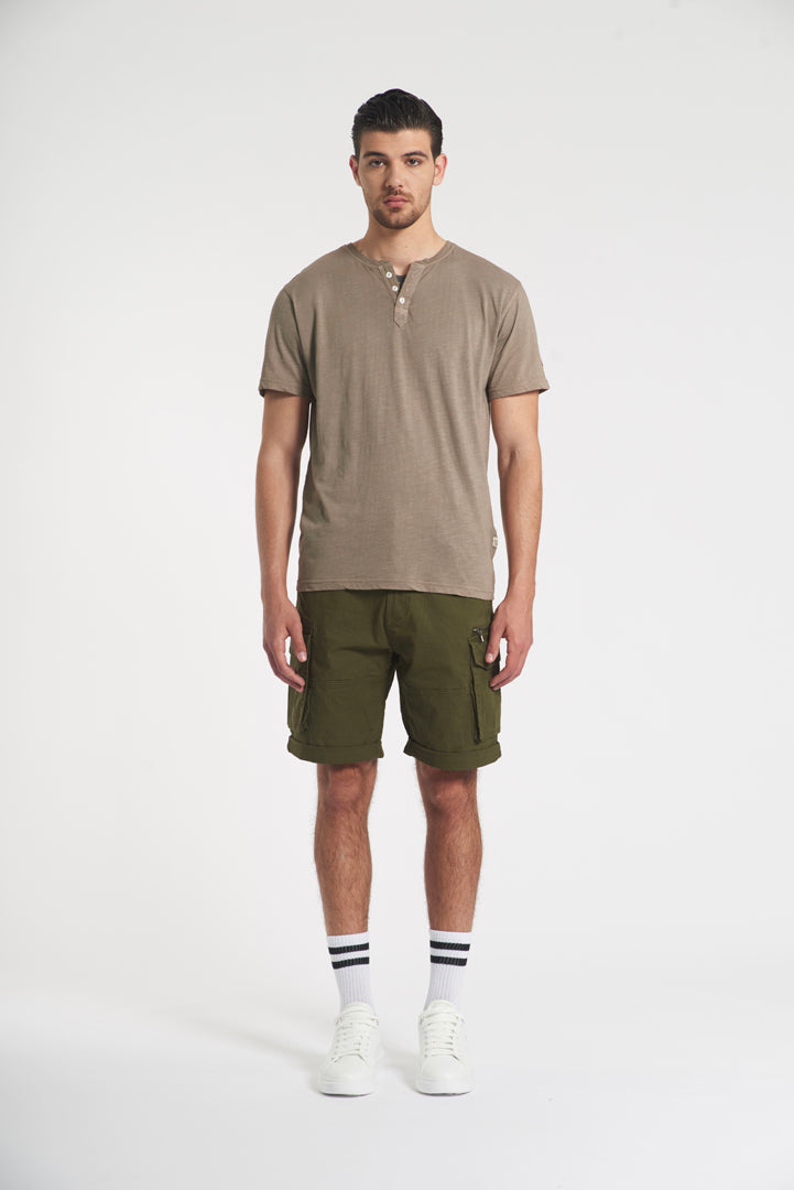 T-shirt serafino con logo sul fondo