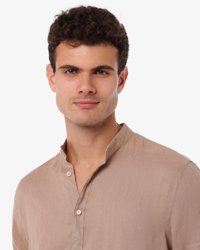 Camicia in puro lino con collo coreano e vestibilità regular
