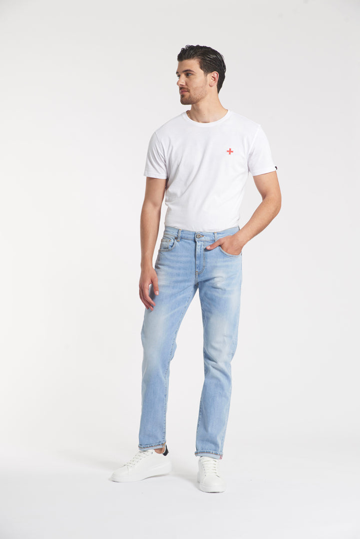 Jeans regular con ricamo sul retro