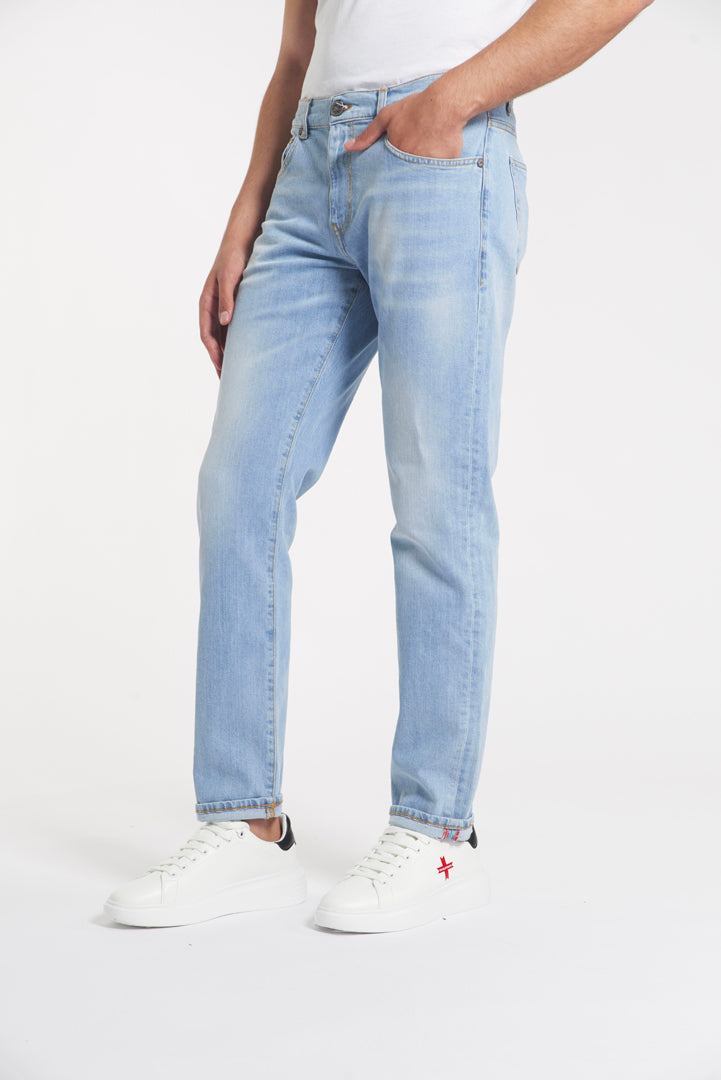 Jeans regular con ricamo sul retro