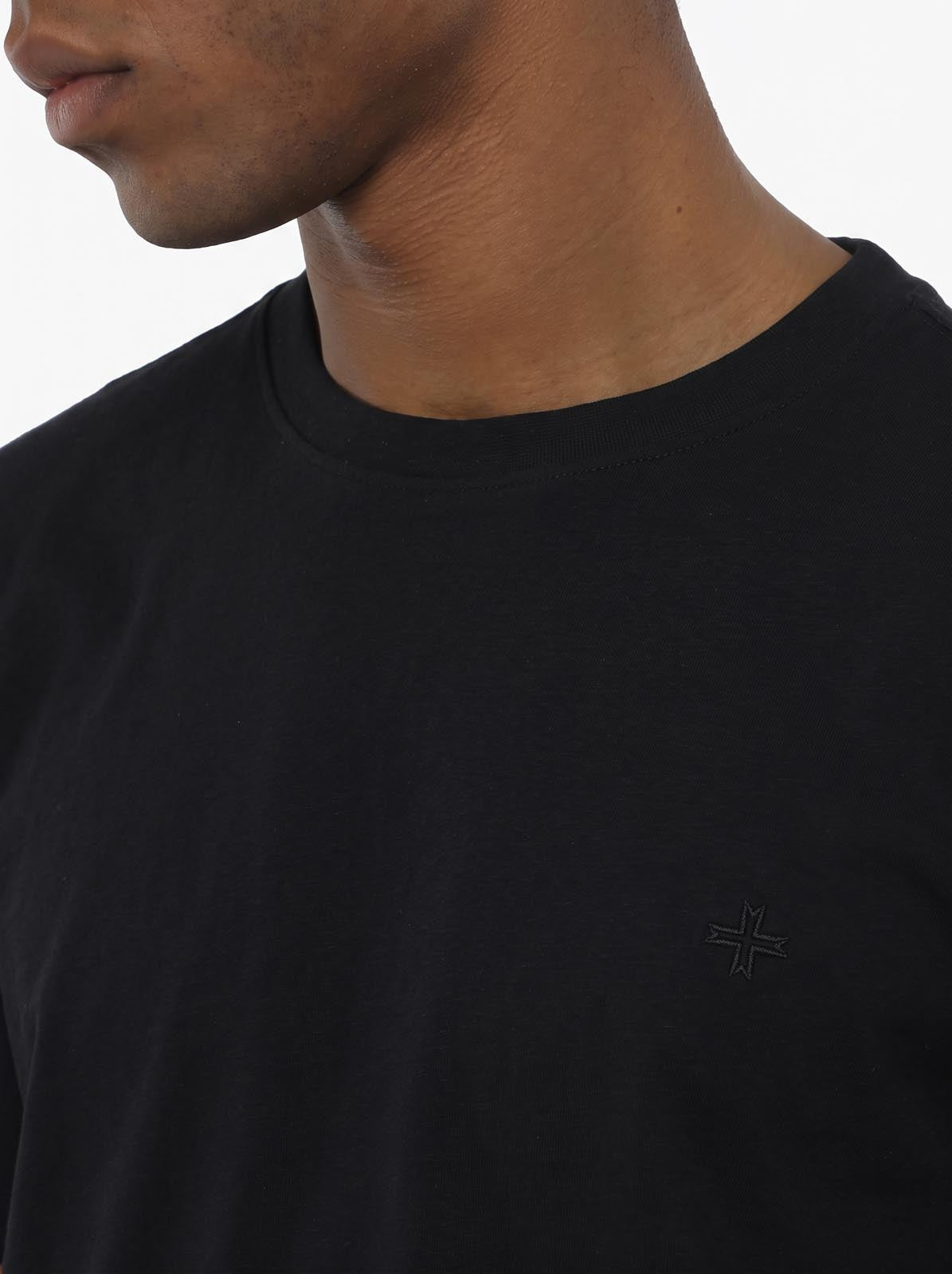 T-Shirt con ricamo tono su tono