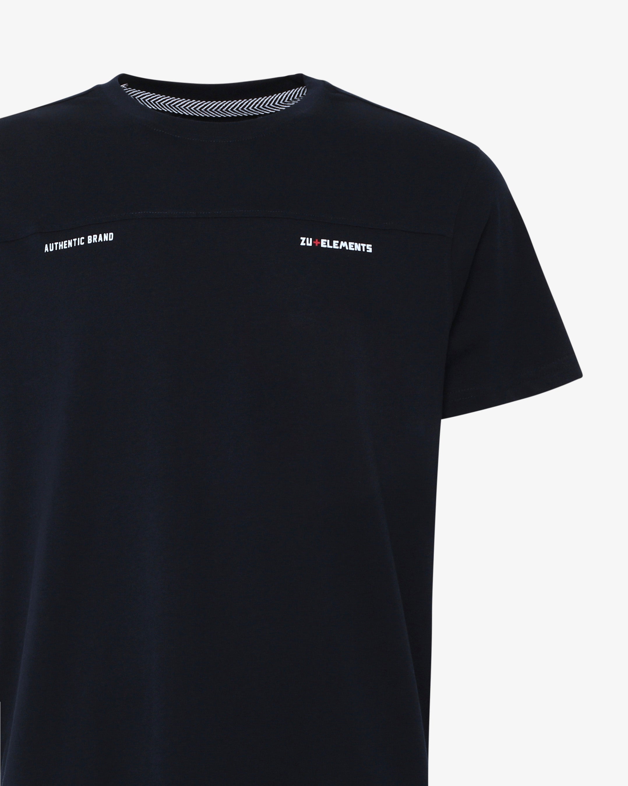 T-shirt con taglio sul petto e micrologo
