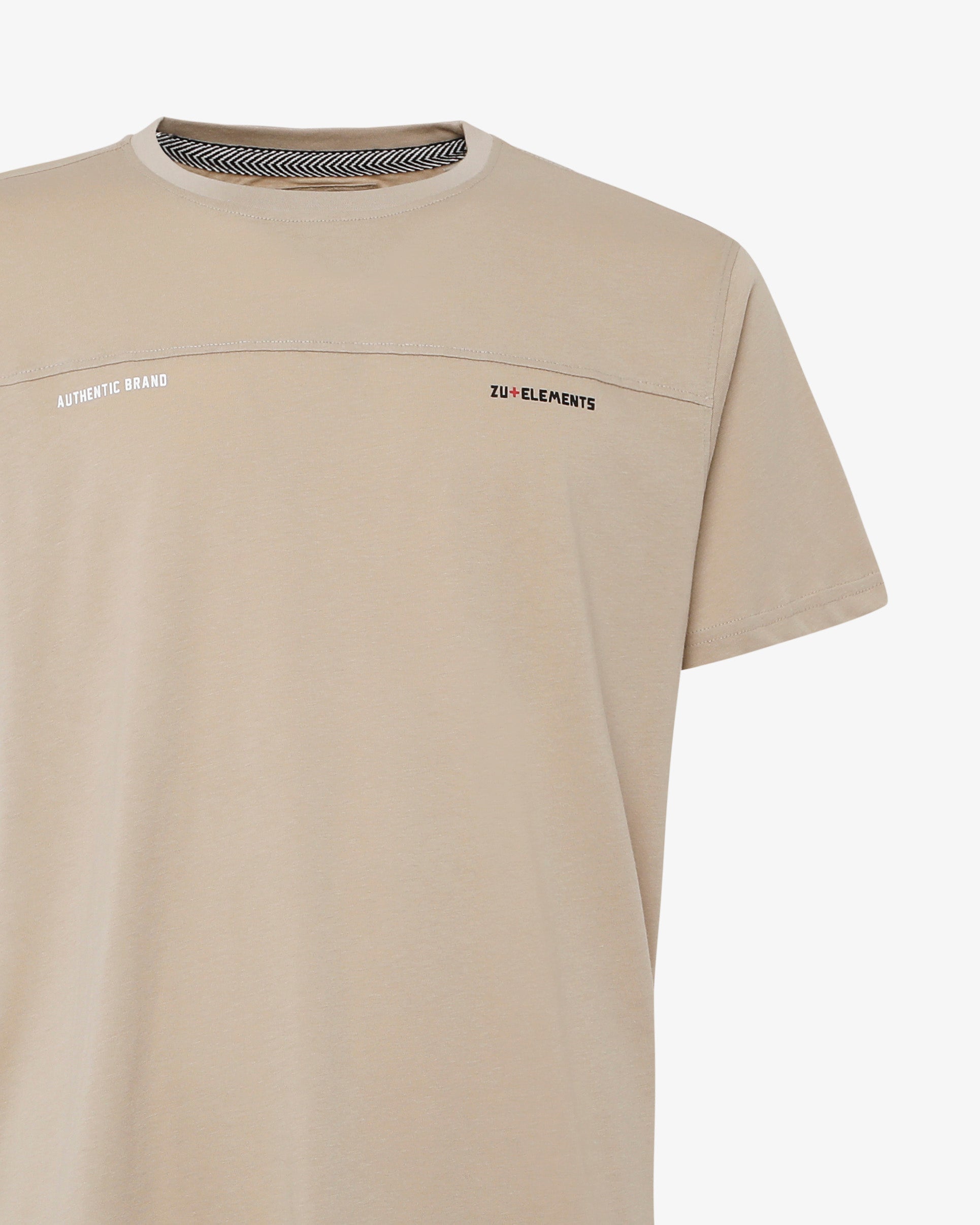 T-shirt con taglio sul petto e micrologo