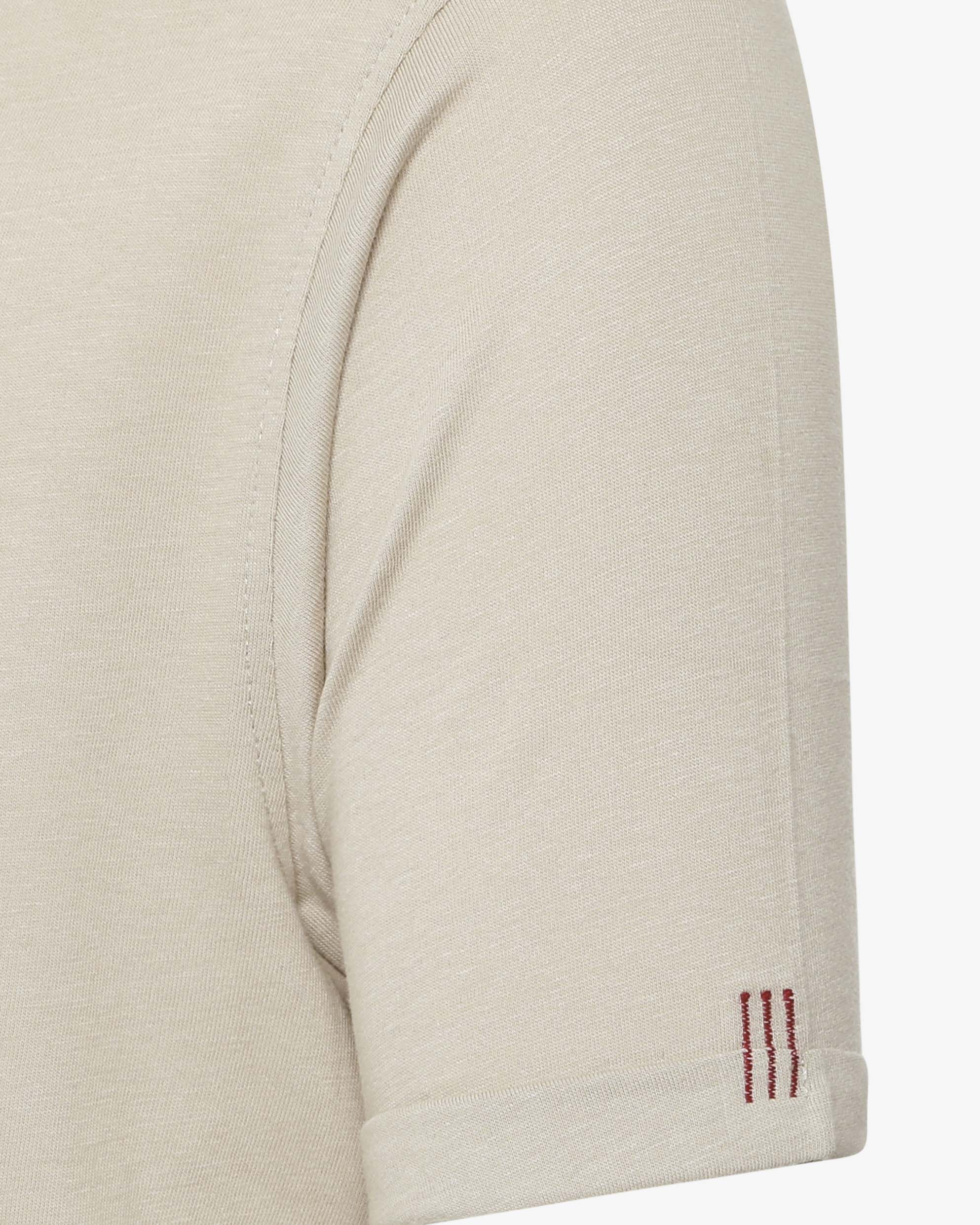 T-shirt con ricamo su manica