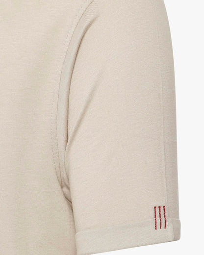 T-shirt con ricamo su manica