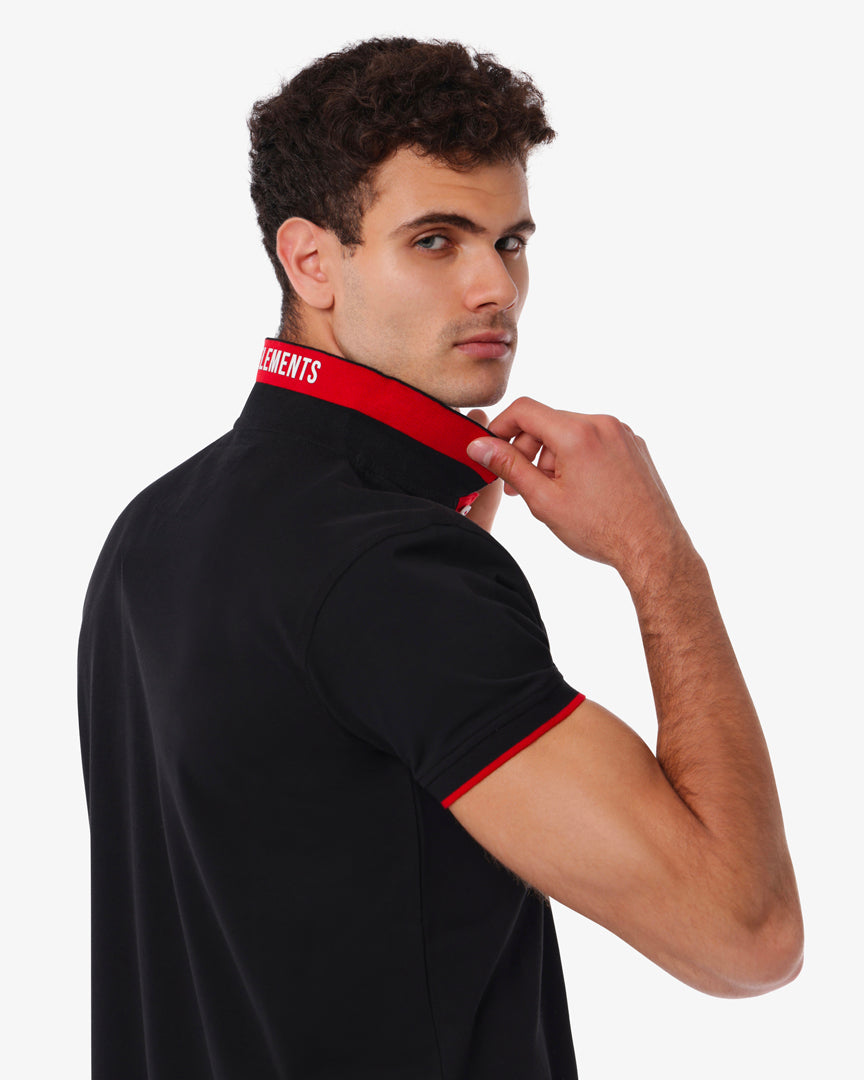 Polo piquet con dettagli sul collo
