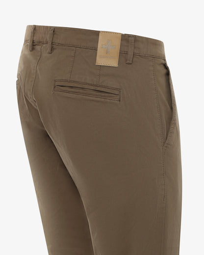 Pantaloni chino con ricamo sul retro