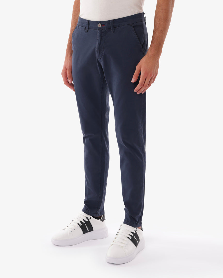 Pantaloni chino con ricamo sul retro