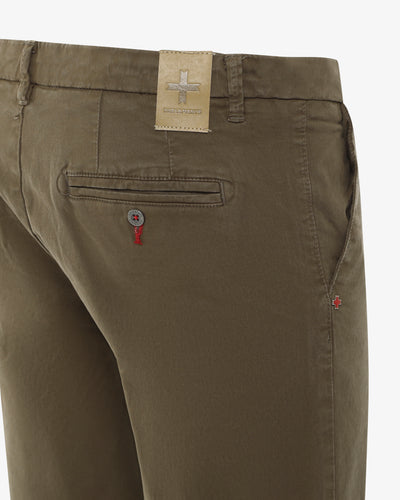 Bermuda chino con ricamo sul retro