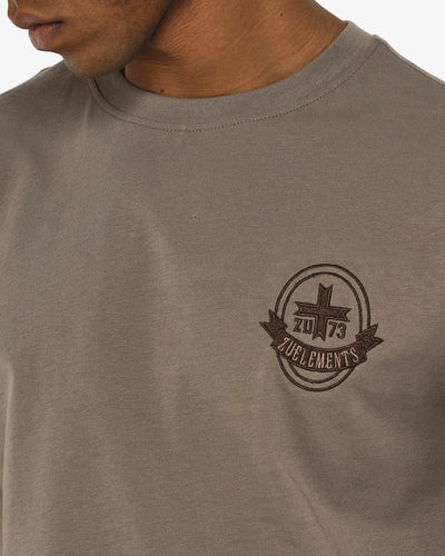 T-shirt girocollo maniche corte, ricamo lato cuore e taglio sul dietro