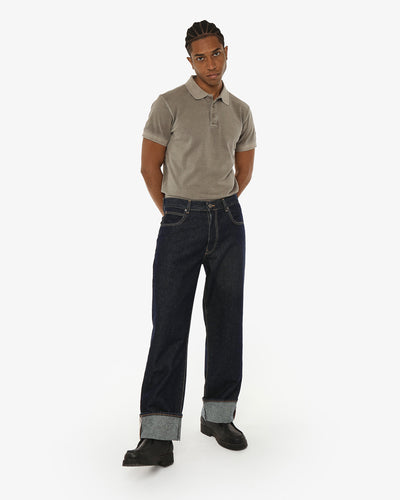 Polo in piquet garment dye, ricamo in tono su manica