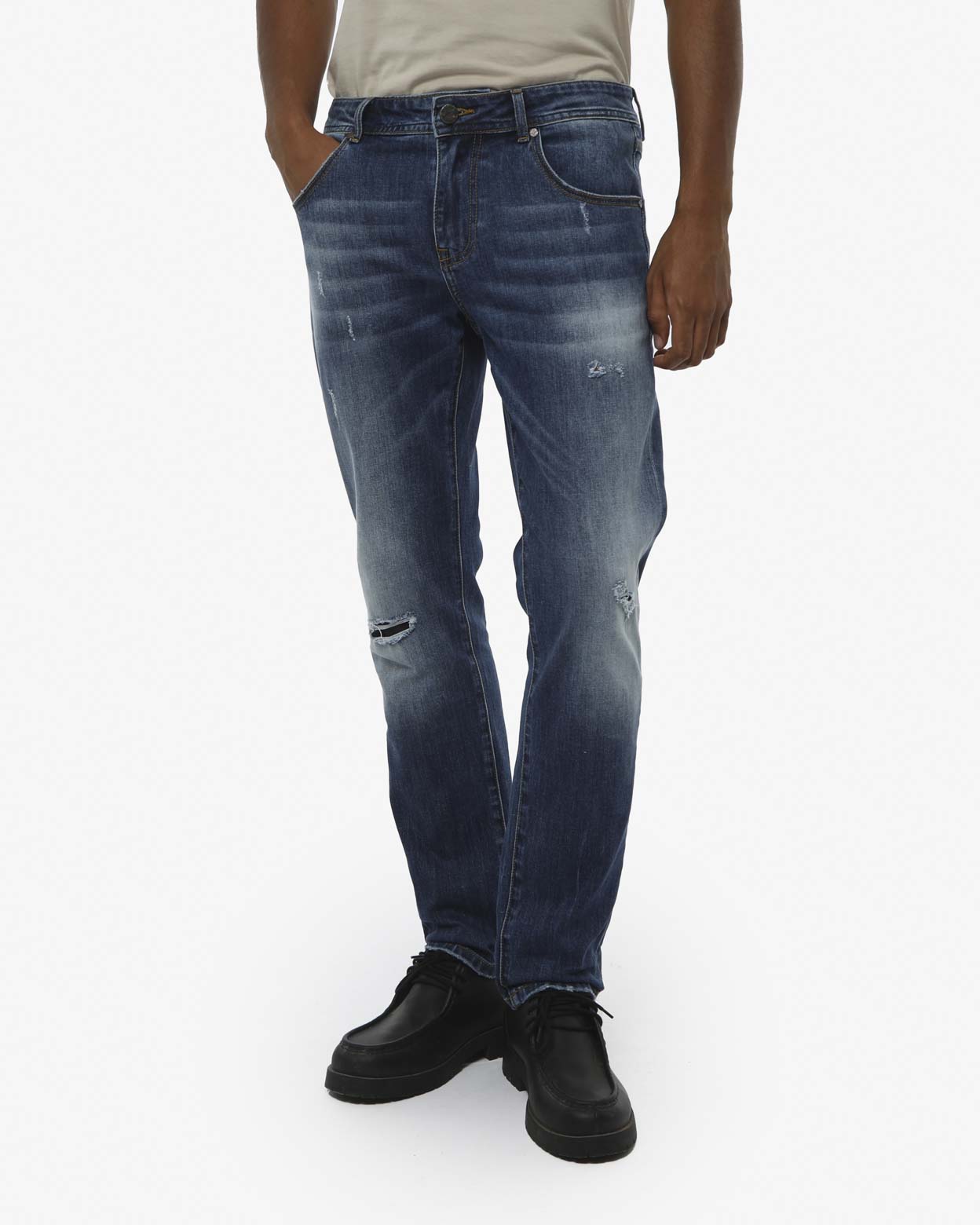 Jeans slim fit in tono medium blue con piccoli strappi