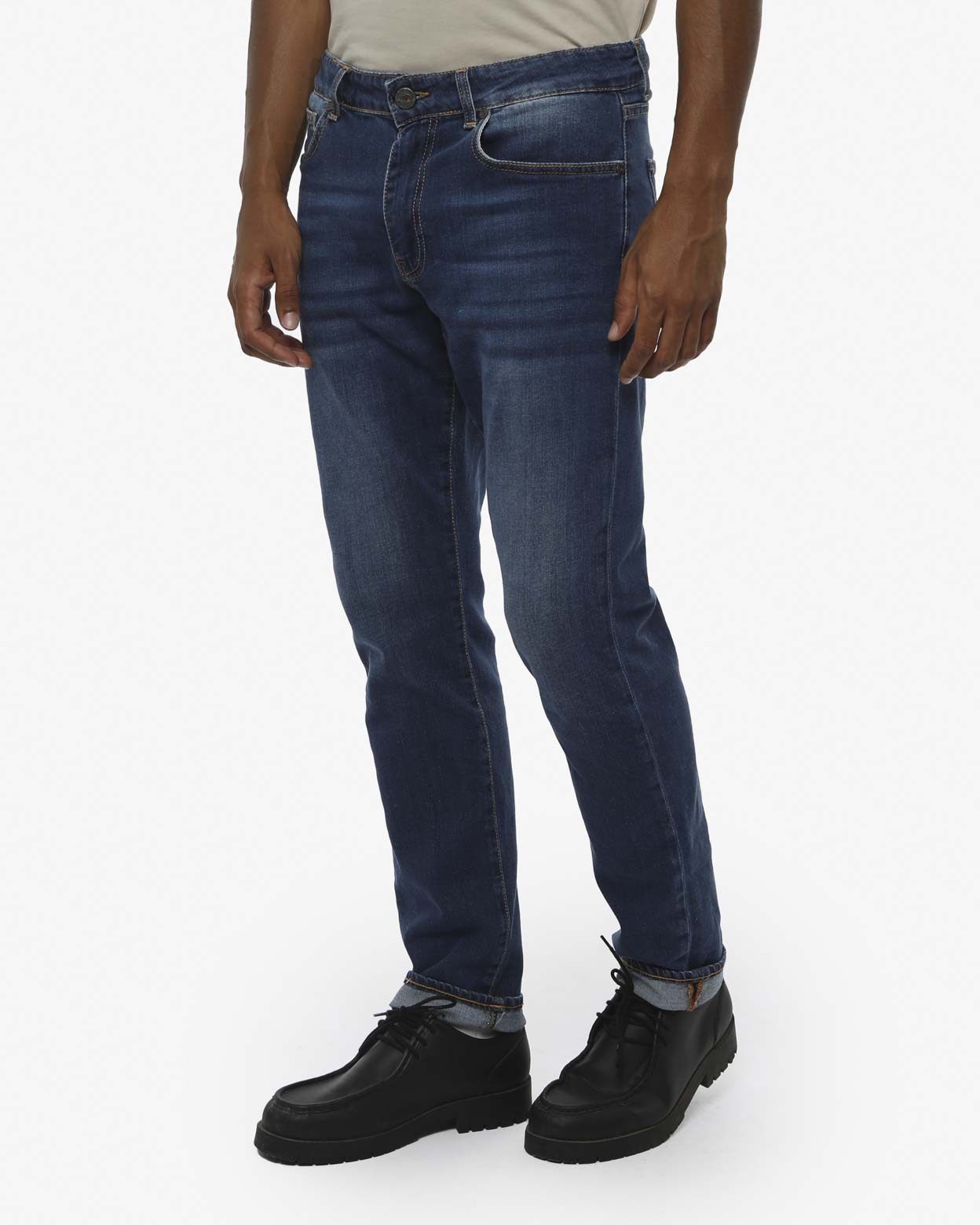 Jeans regular fit Ronnie in tono medium blue con accessori logati