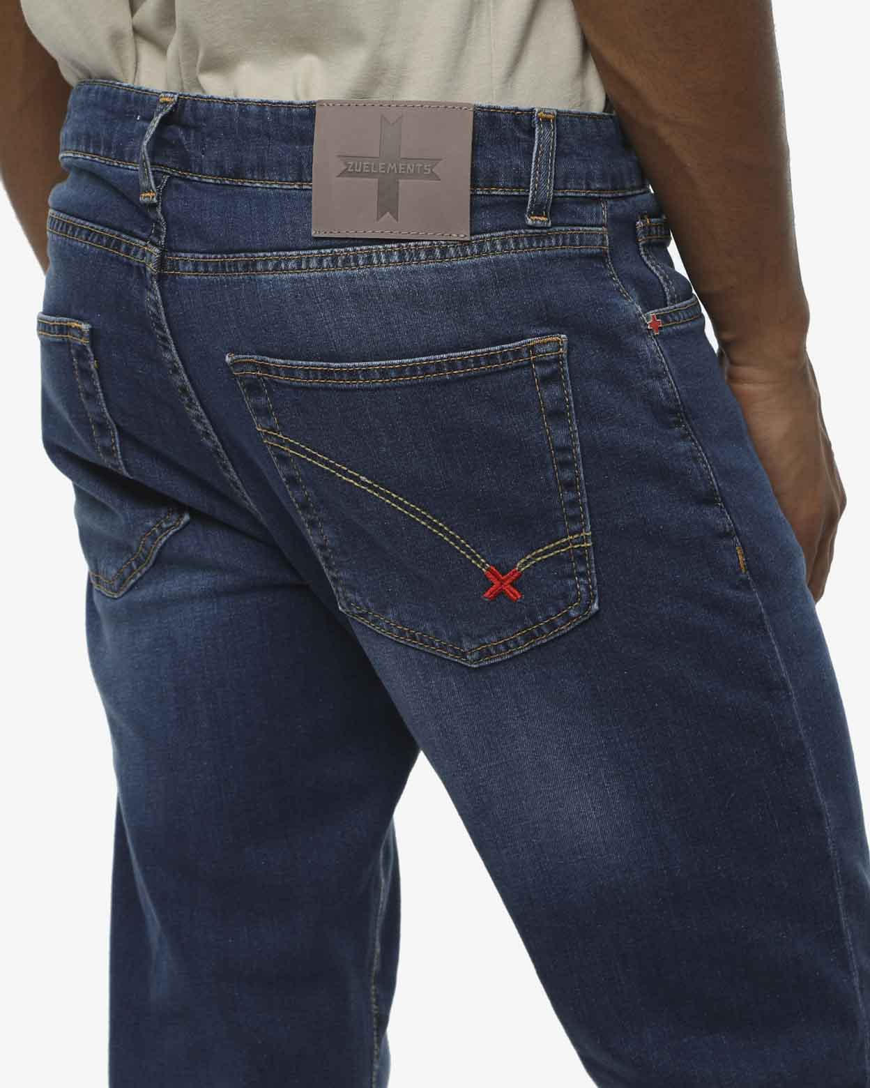 Jeans regular fit Ronnie in tono medium blue con accessori logati