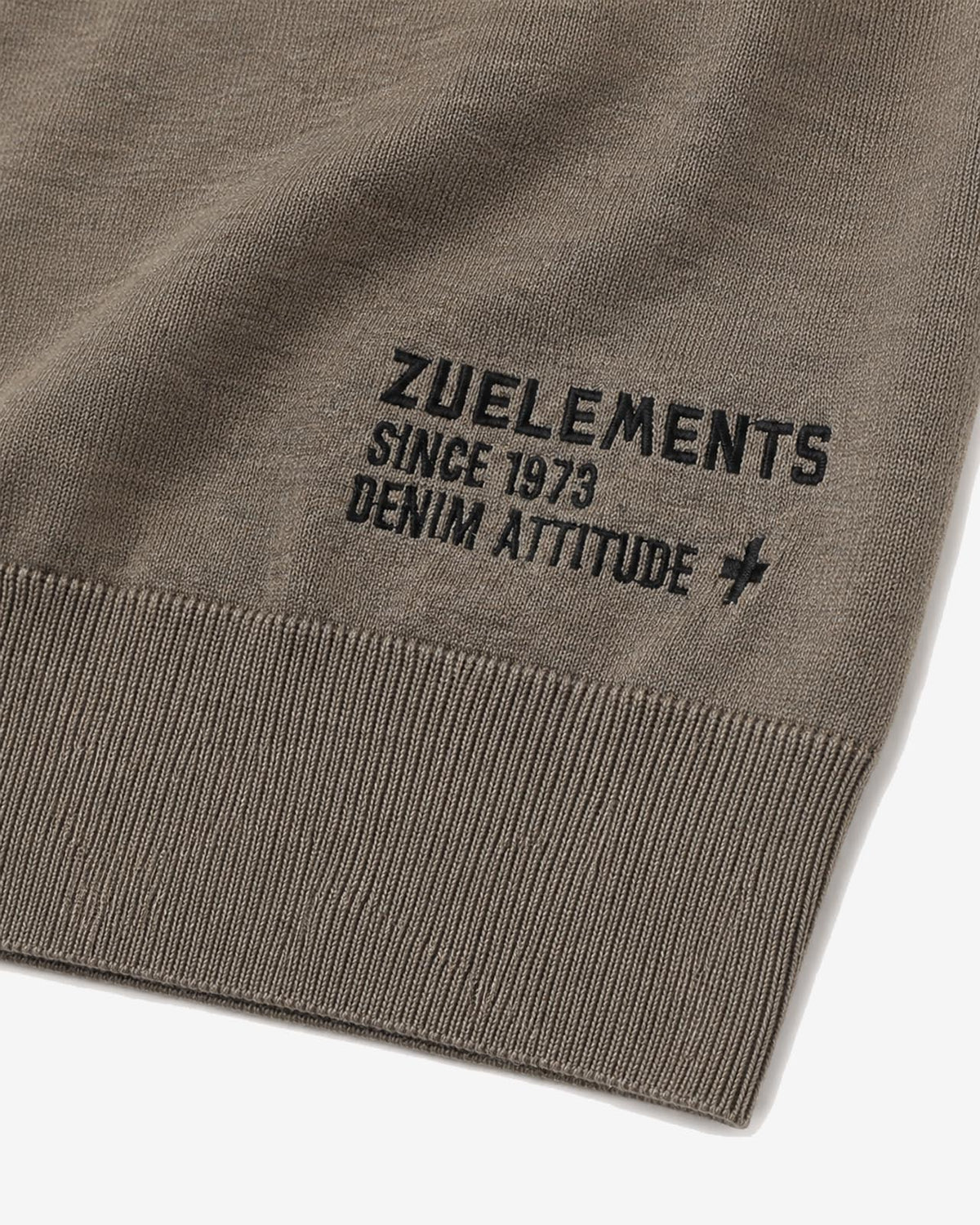 Maglia mezzo collo in viscosa con ricamo sul fondo