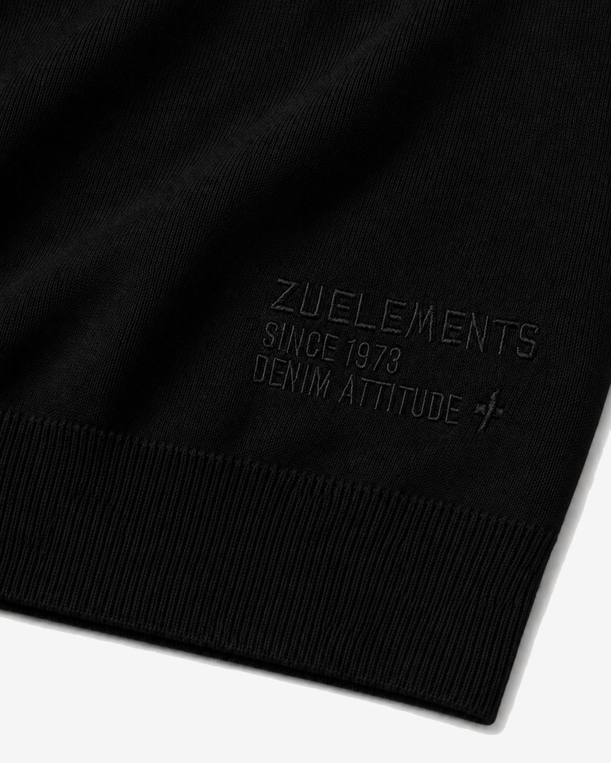Maglia mezzo collo in viscosa con ricamo sul fondo