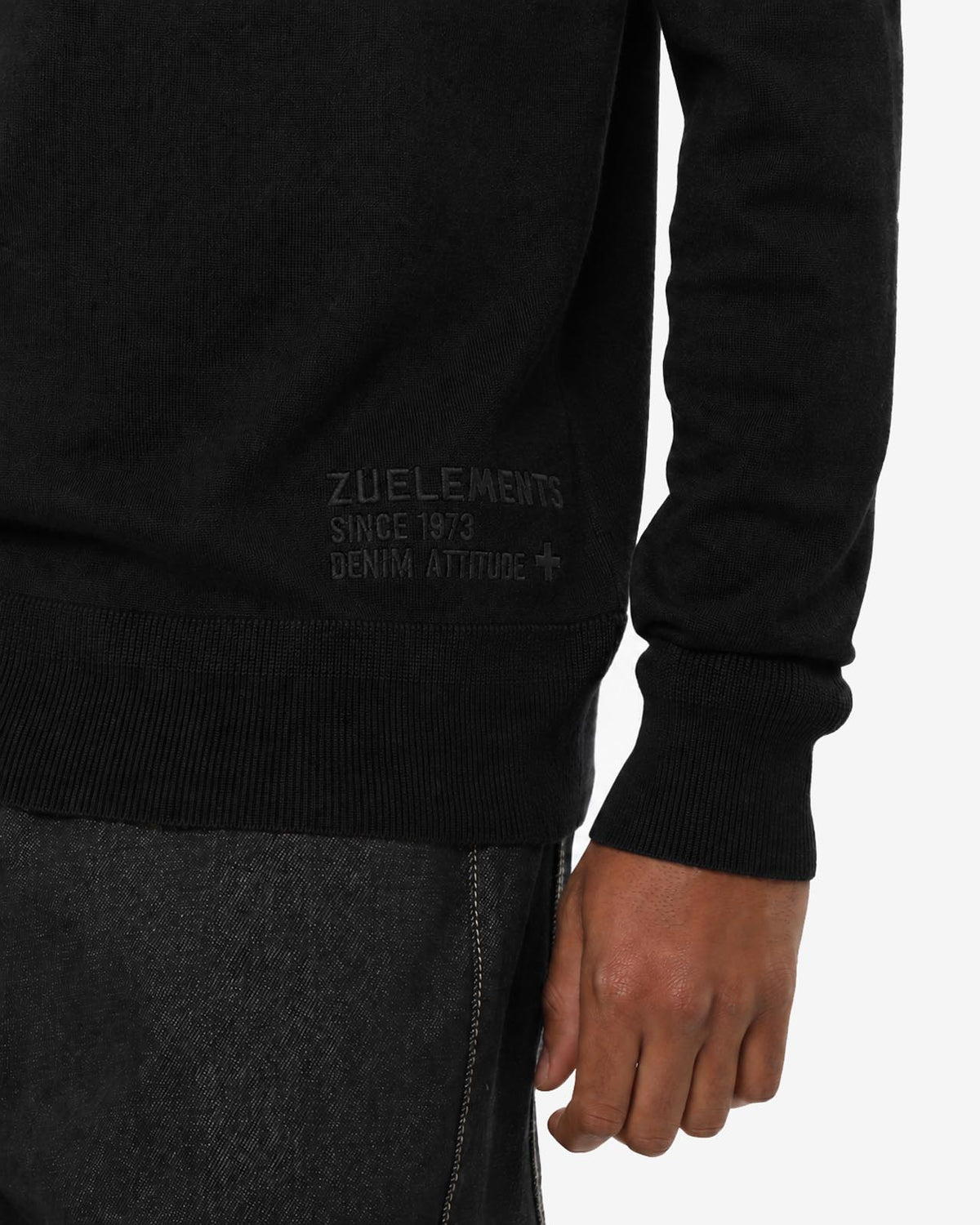 Maglia mezzo collo in viscosa con ricamo sul fondo