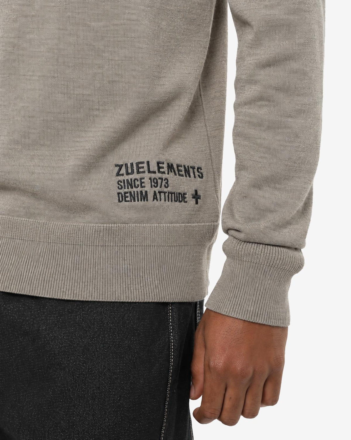 Maglia mezzo collo in viscosa con ricamo sul fondo