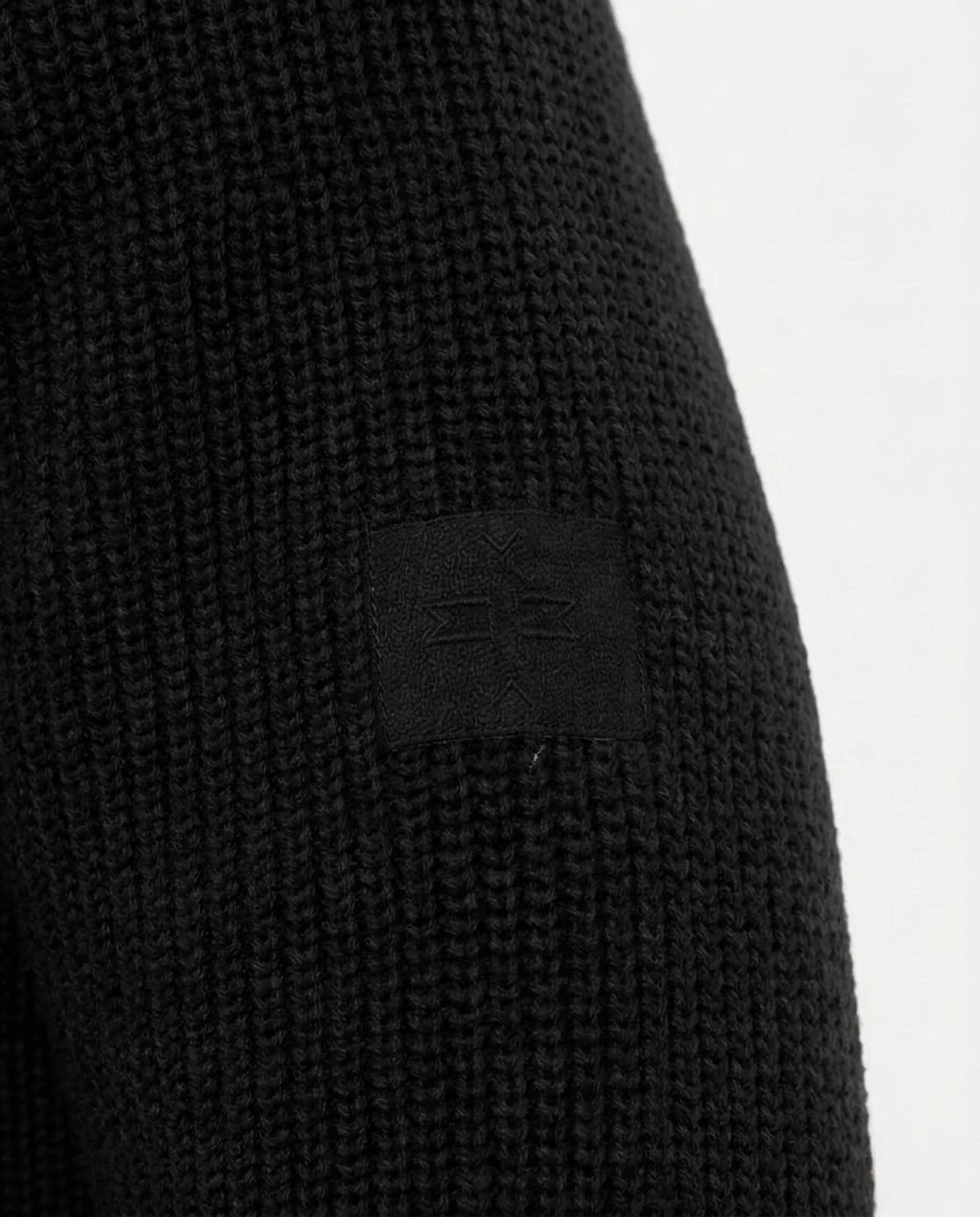 Maglia girocollo manica raglan con patch ricamato